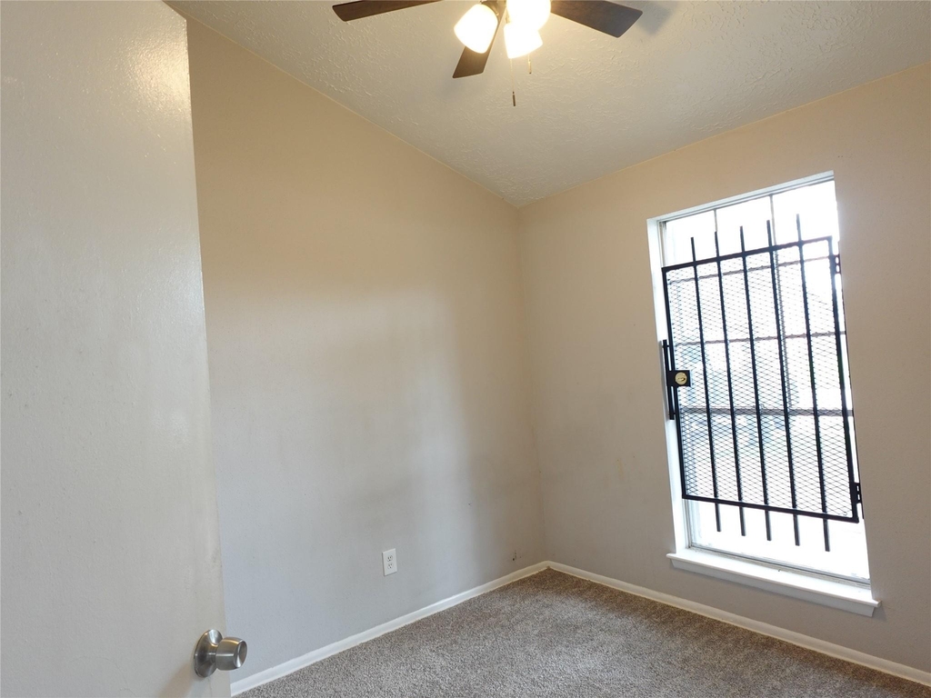 10811 Thorncliff Drive - Photo 4