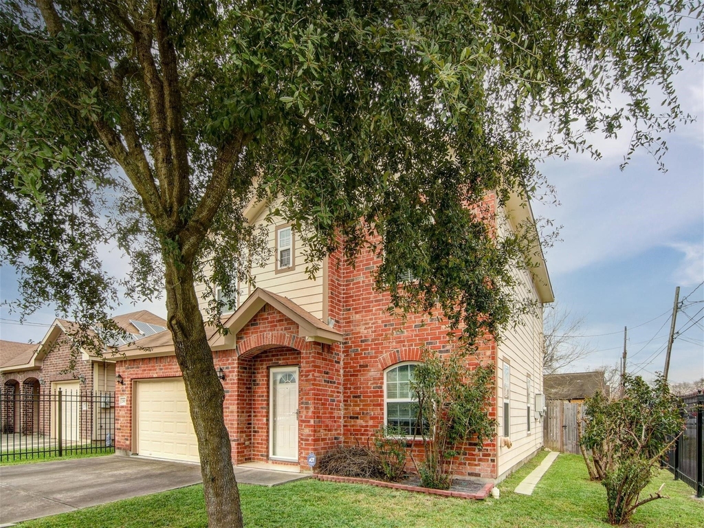 2915 Paige Street - Photo 1