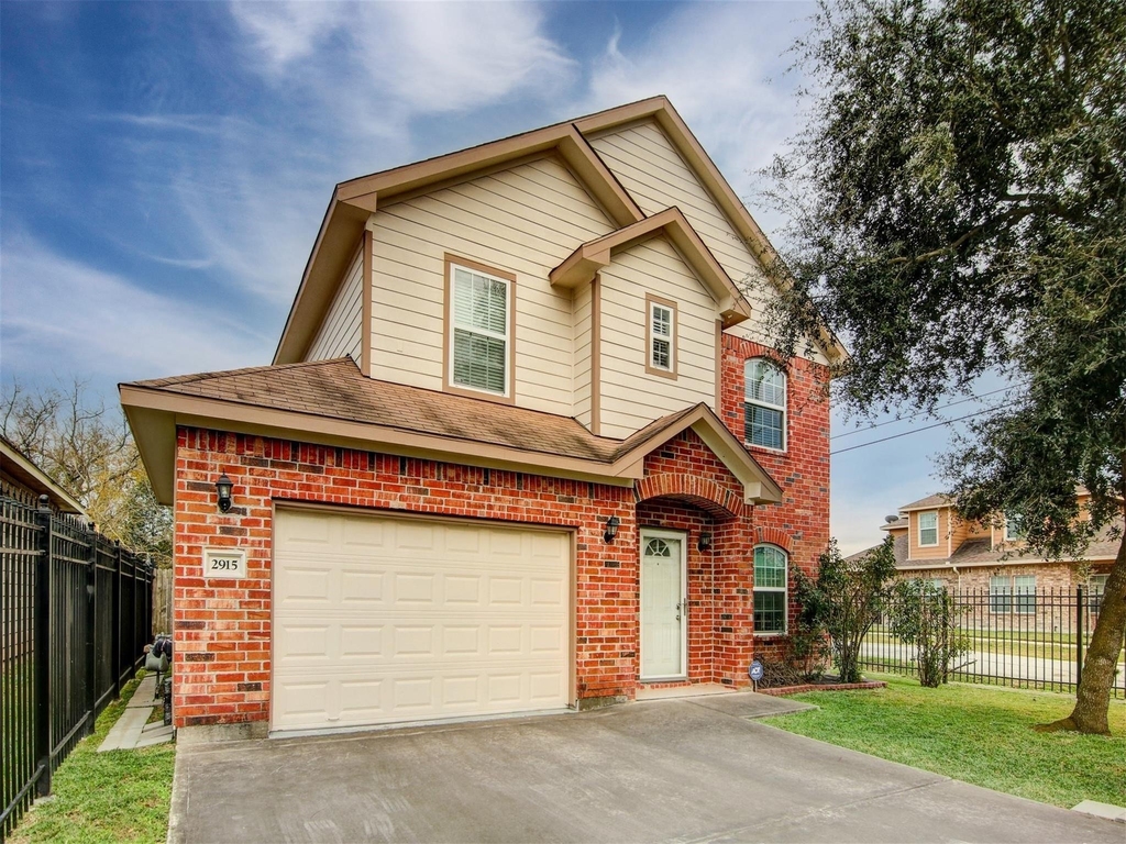 2915 Paige Street - Photo 0