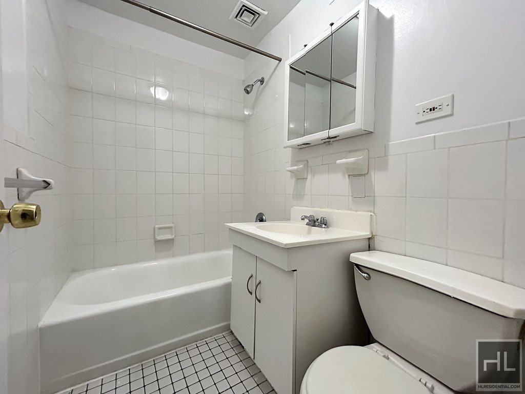 2 Avenue - Photo 1
