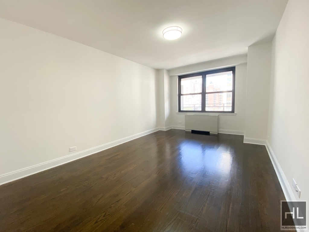 E 82 St - Photo 1