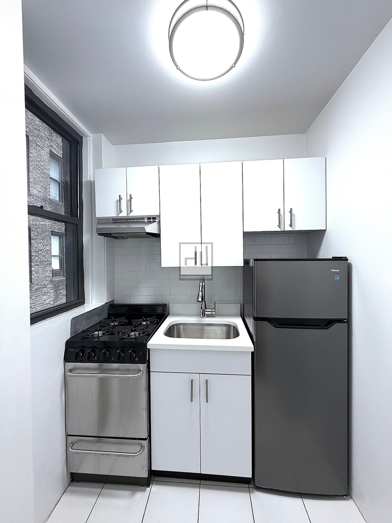 East 46th Street - Photo 1