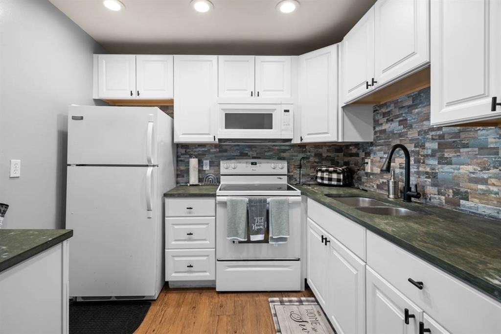 1802 Bedford Terrace - Photo 2