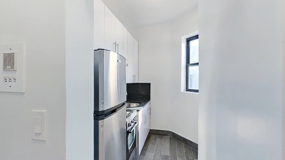 624 East 11th Street - Photo 0