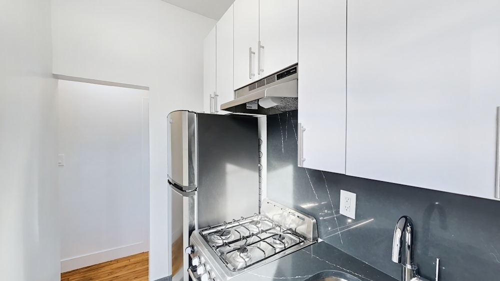 624 East 11th Street - Photo 2