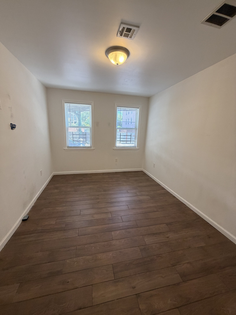 18-79 Woodbine Street - Photo 1