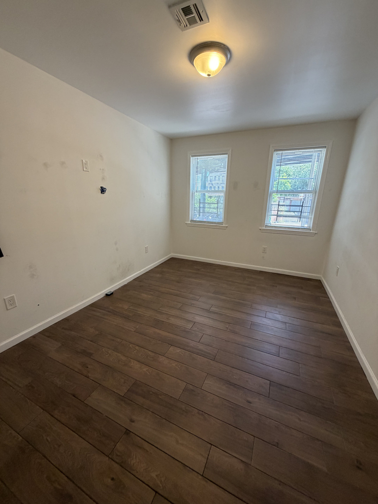 18-79 Woodbine Street - Photo 0