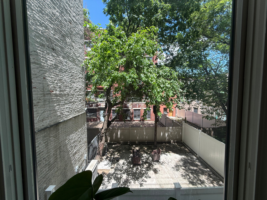 725 Dekalb Avenue - Photo 2