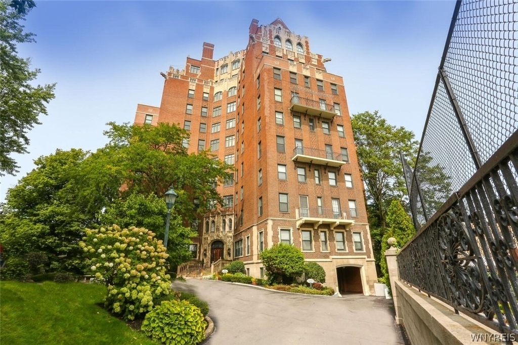 800 West Ferry Street - Photo 2