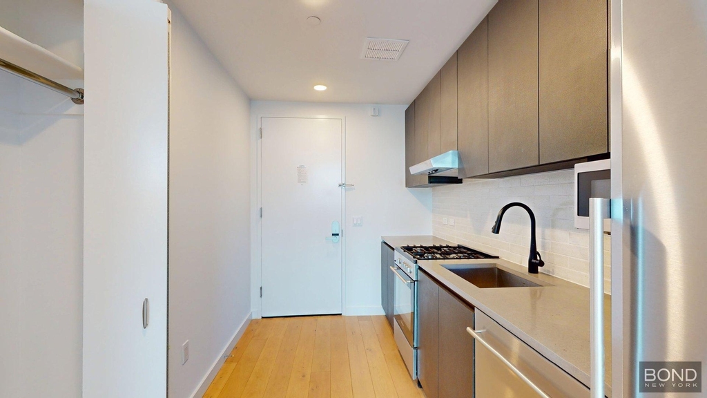 144-74 Northern Boulevard - Photo 2