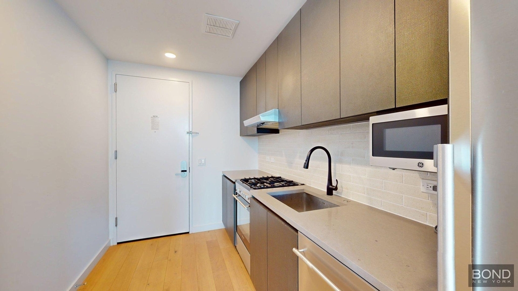 144-74 Northern Boulevard - Photo 2