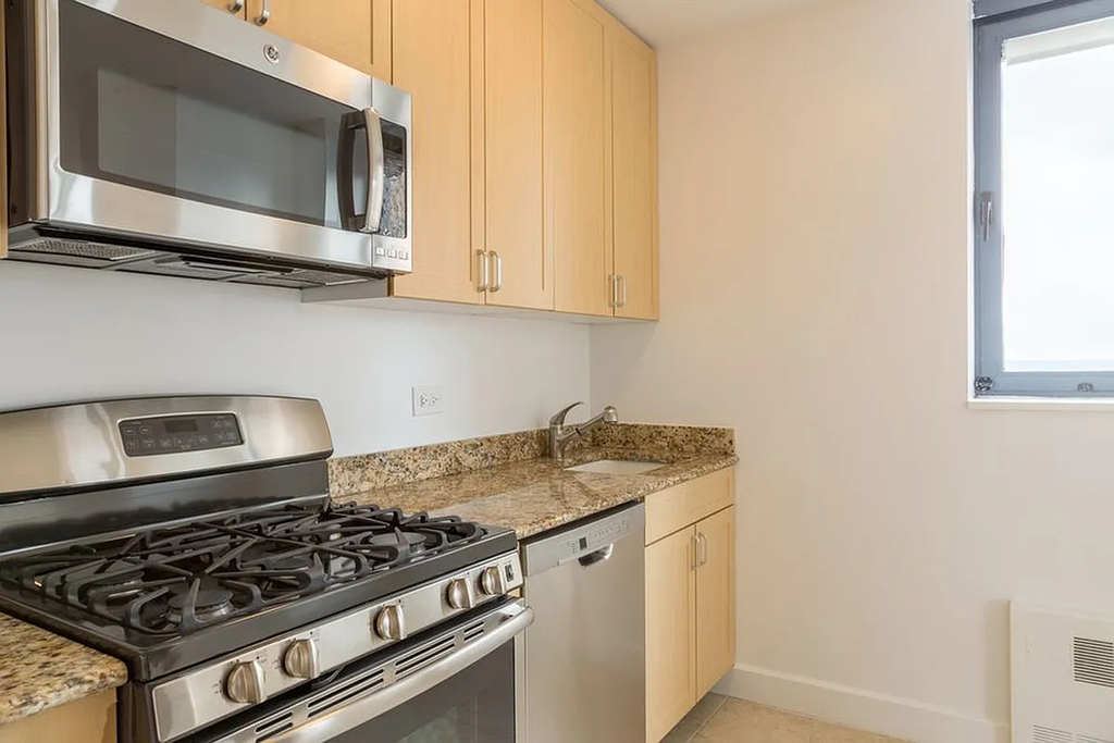 West 48th Street - Photo 7