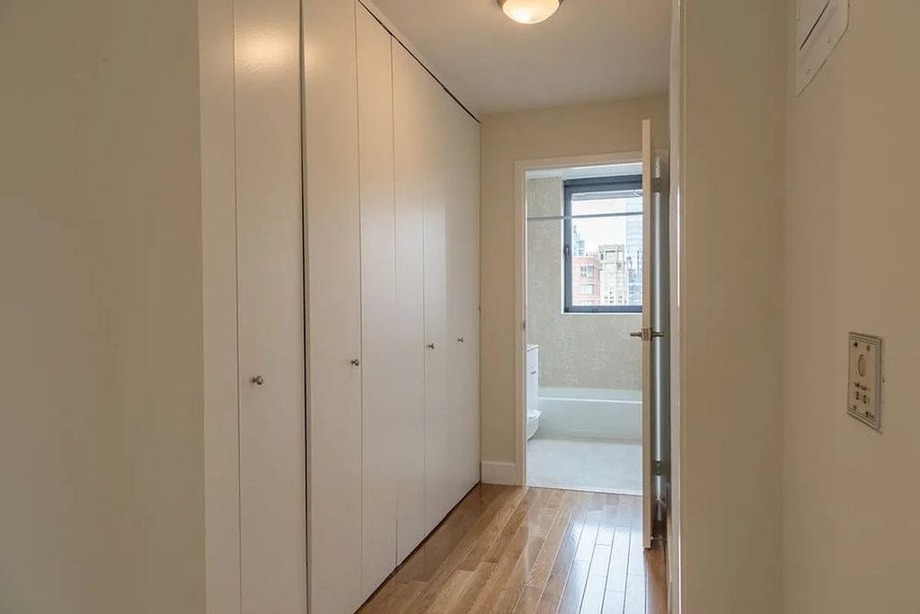 West 48th Street - Photo 6