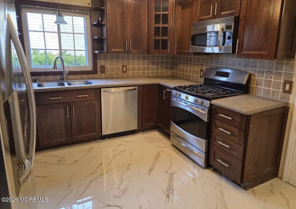 327 Roosevelt Avenue - Photo 4