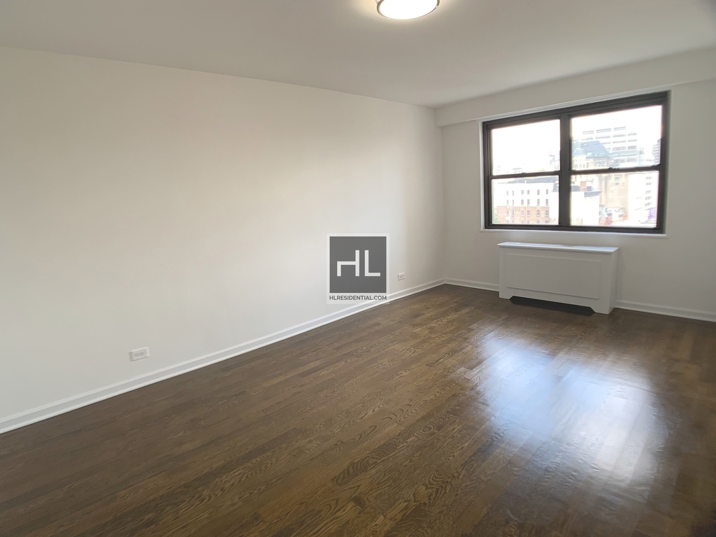 E 16 St - Photo 0