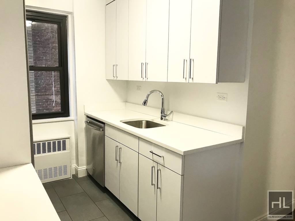 E 16 St - Photo 3