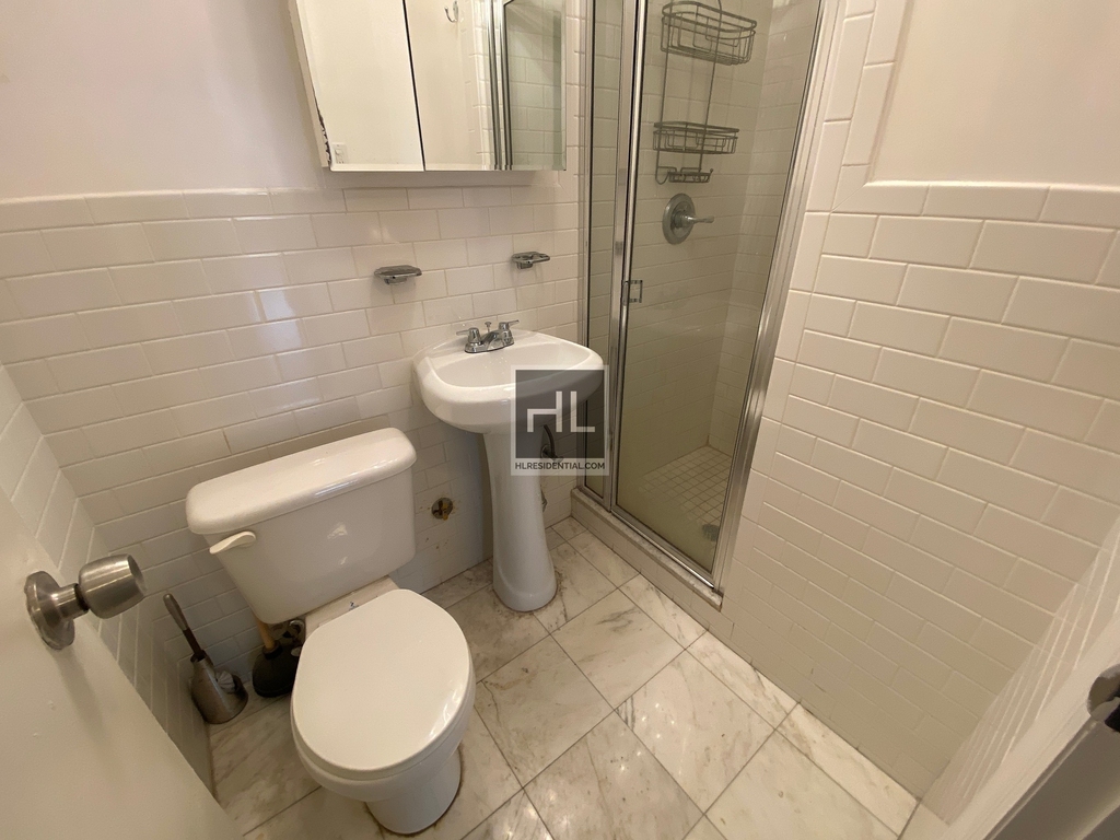 East 65 Street - Photo 4