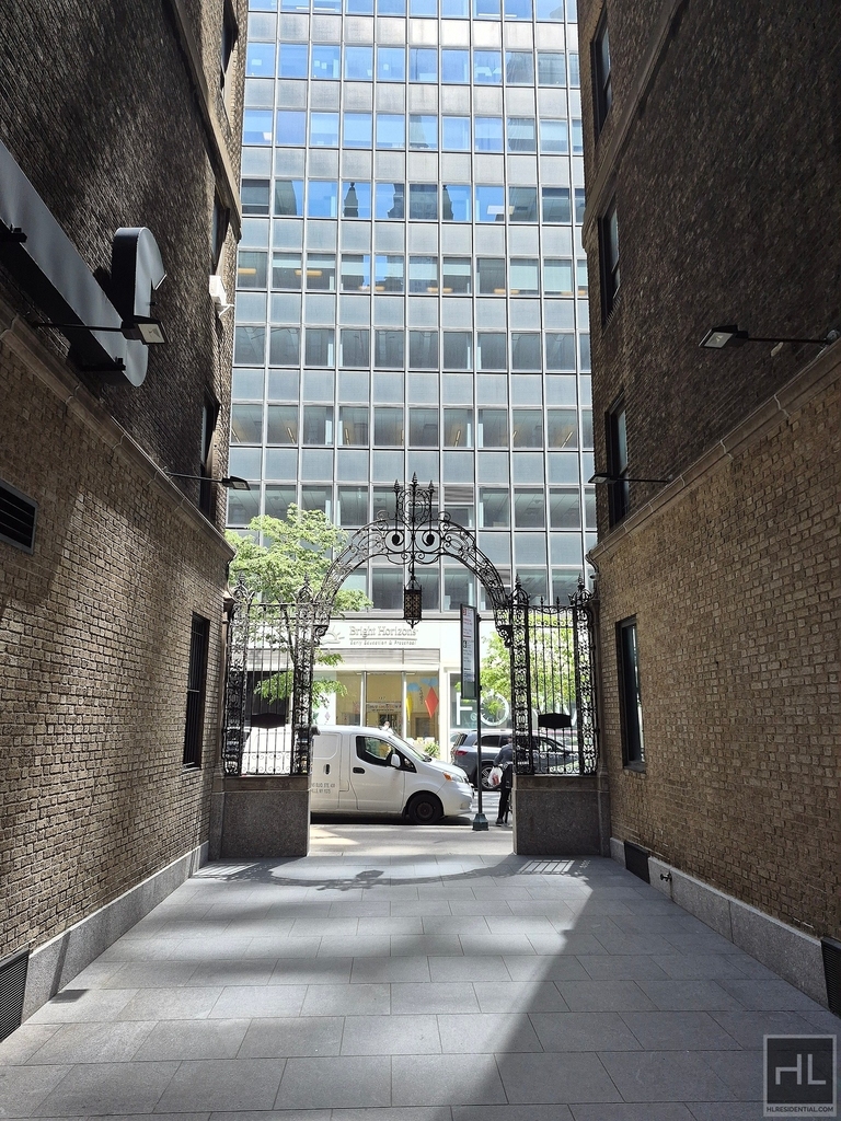 East 46 Street - Photo 0