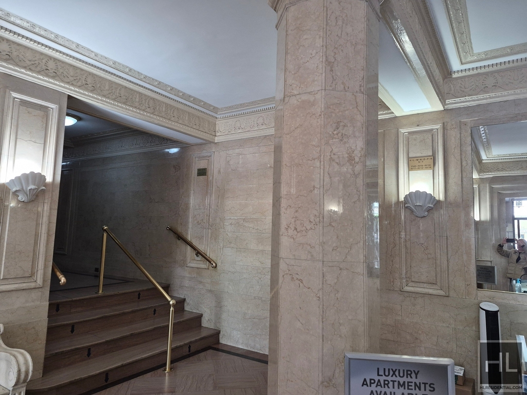 East 46 Street - Photo 1
