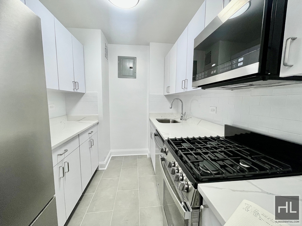 E 82 St - Photo 3
