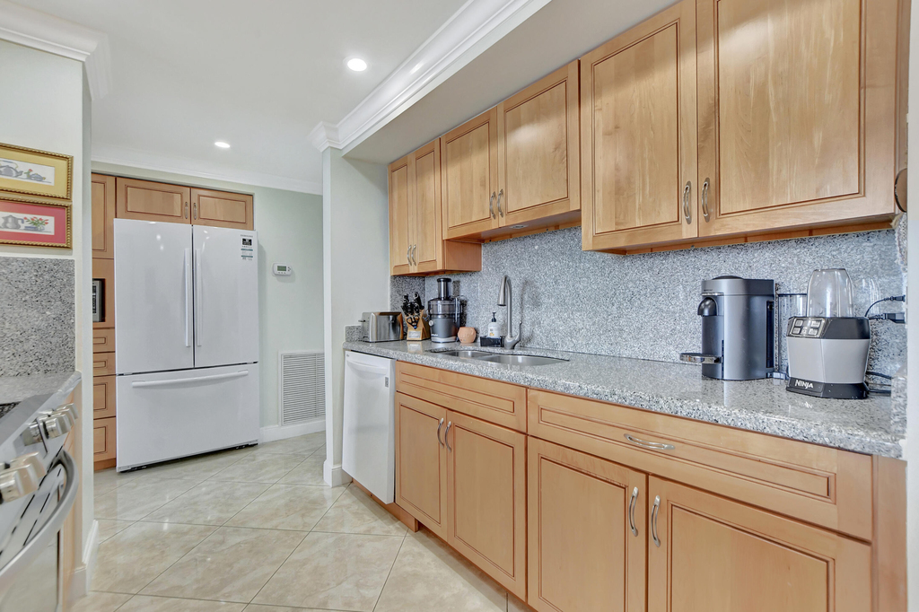 2121 N Ocean Boulevard - Photo 11