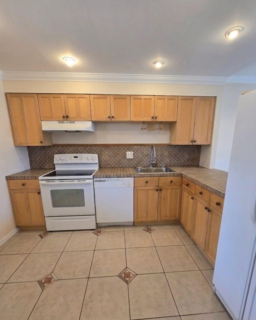 2900 N Palm Aire Drive N - Photo 4
