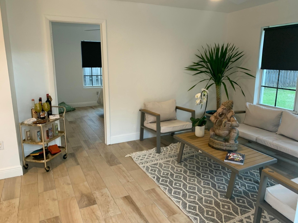 1436 Ne 2nd Avenue - Photo 2