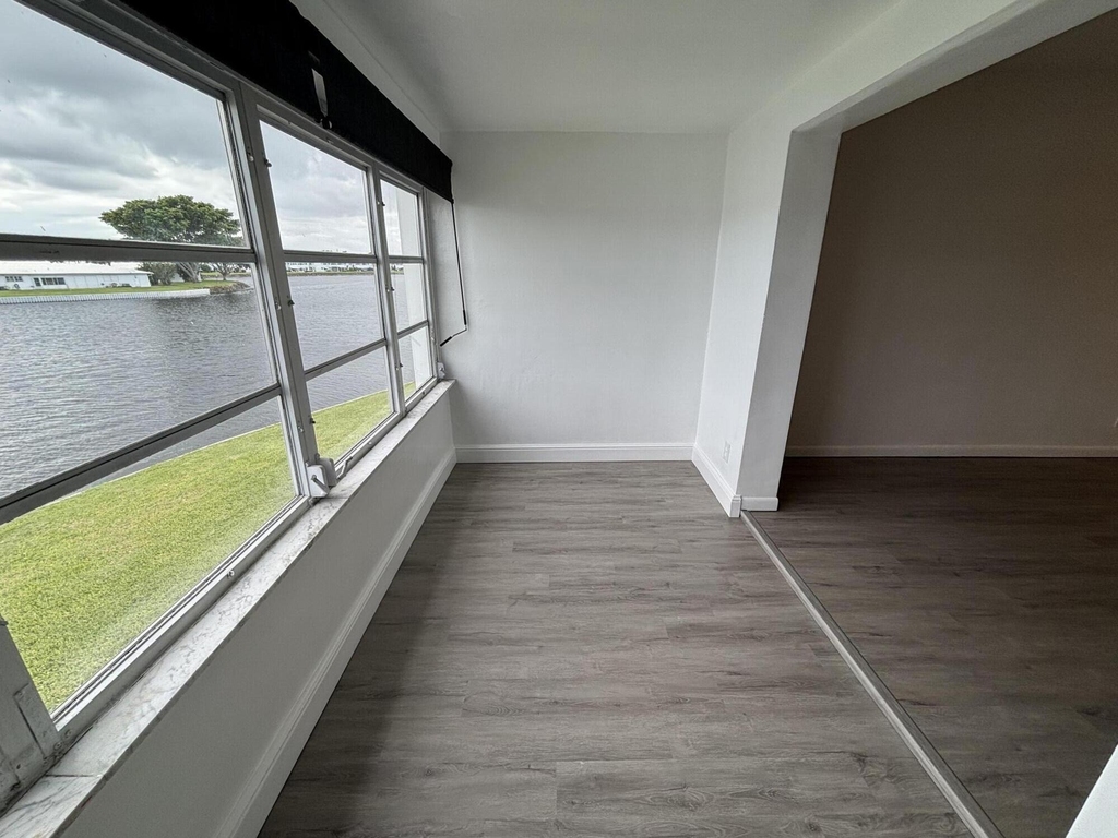 1112 Lake Terrace - Photo 9