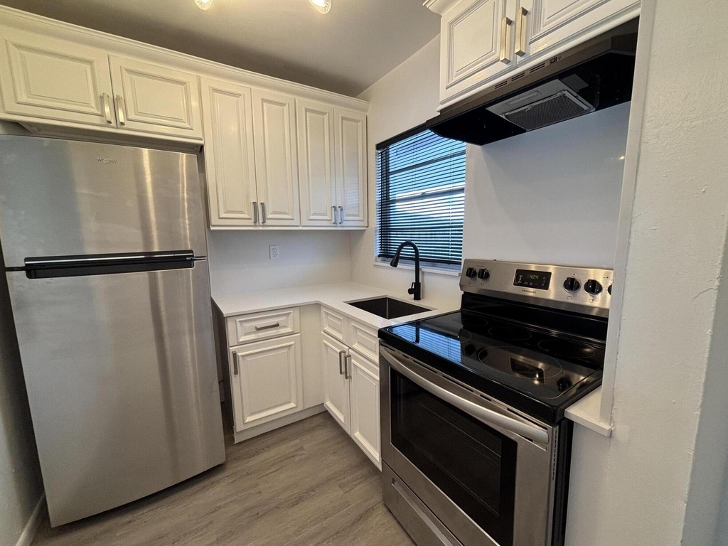 1112 Lake Terrace - Photo 3