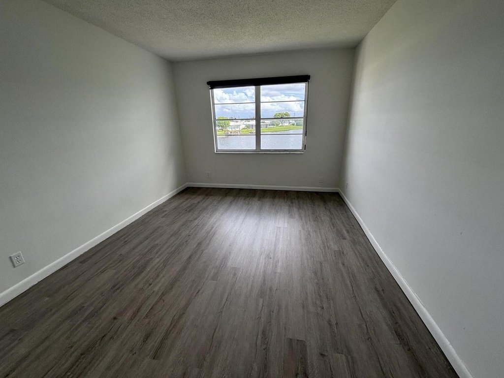 1112 Lake Terrace - Photo 11