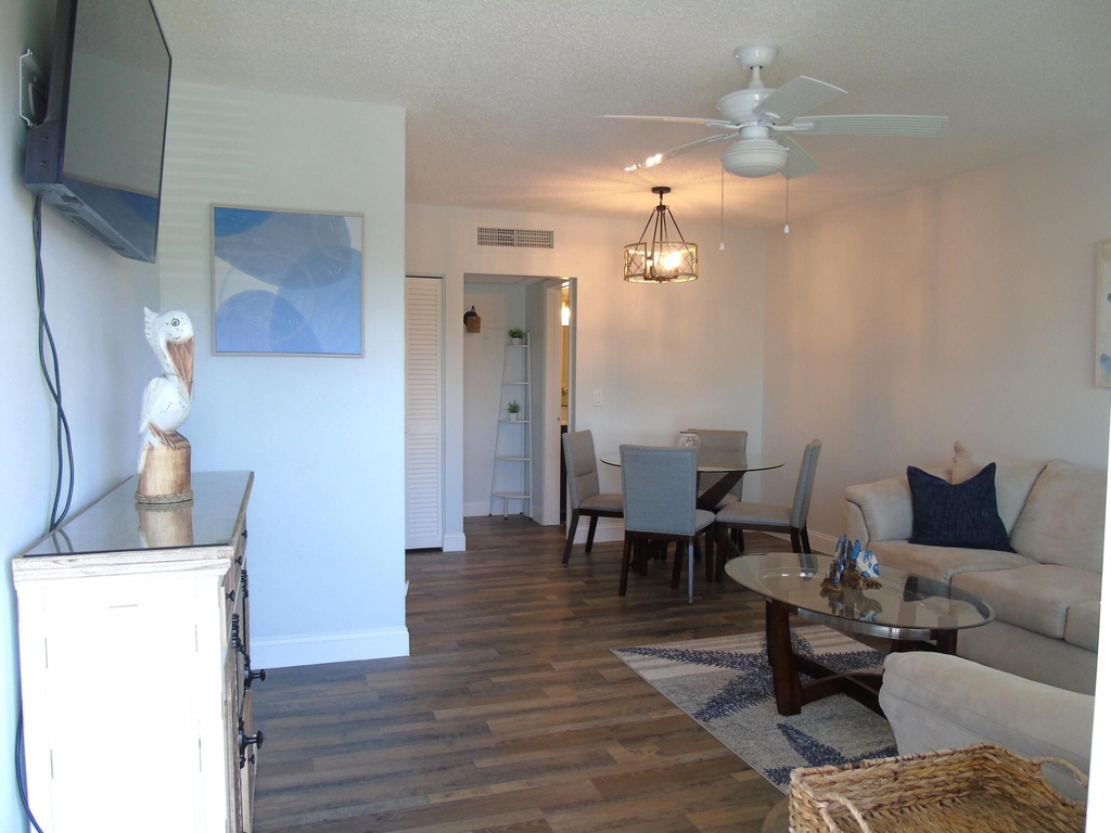 309 Circle Drive S - Photo 2