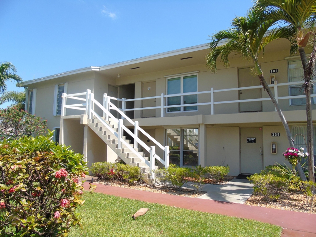 309 Circle Drive S - Photo 1