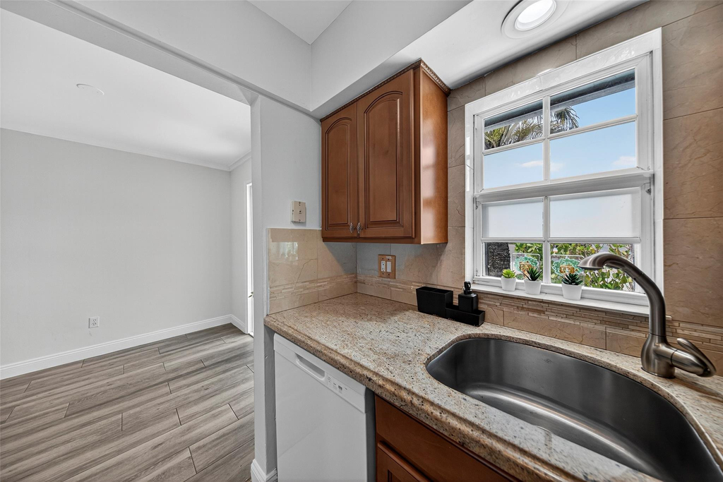 2708 Ne 14th Street Causeway - Photo 16