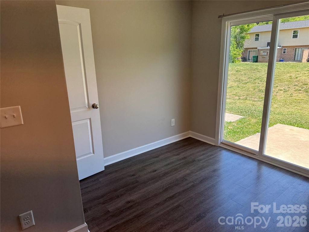 211 N Oak Street - Photo 5