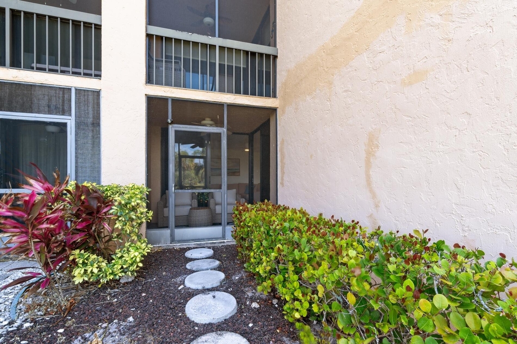 2455 Lindell Boulevard - Photo 26