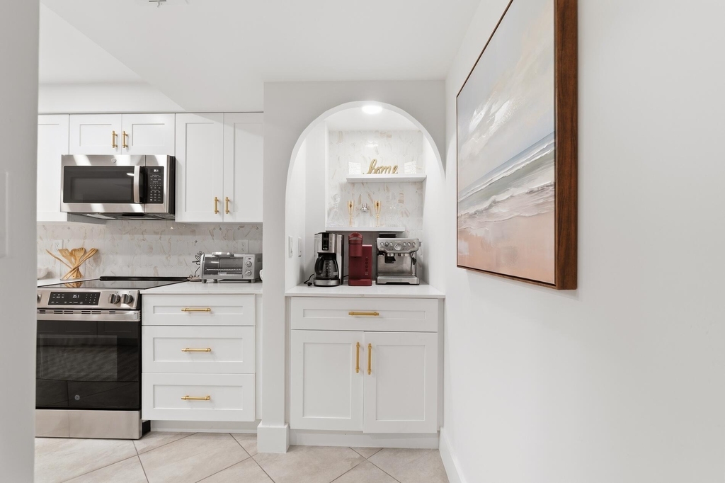 2455 Lindell Boulevard - Photo 8