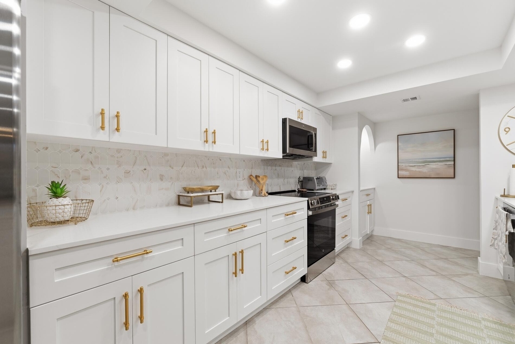 2455 Lindell Boulevard - Photo 6