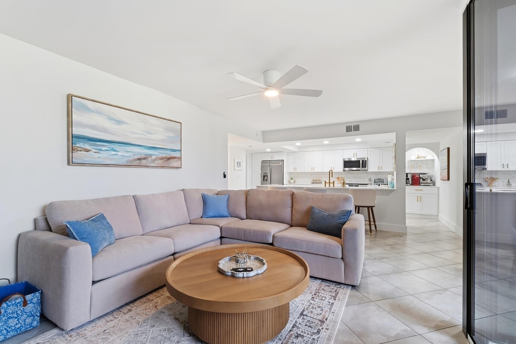 2455 Lindell Boulevard - Photo 1