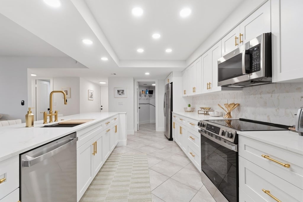 2455 Lindell Boulevard - Photo 4