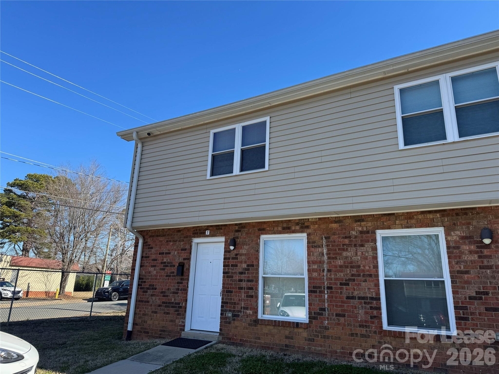 2335 Carmine Street - Photo 0