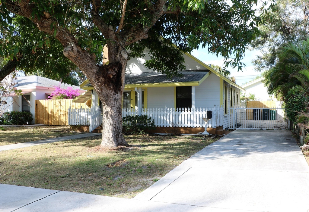 1021 S N Street - Photo 1