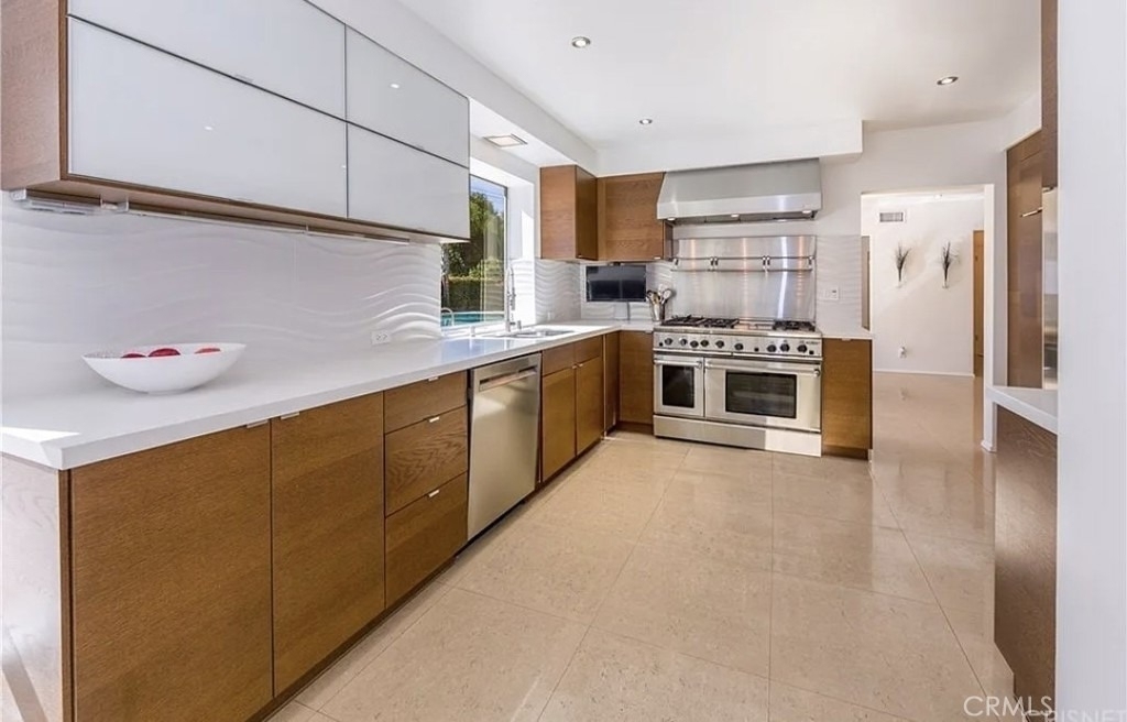 17548 Marilla - Photo 2