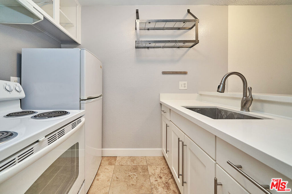 320 S Ardmore Avenue - Photo 1