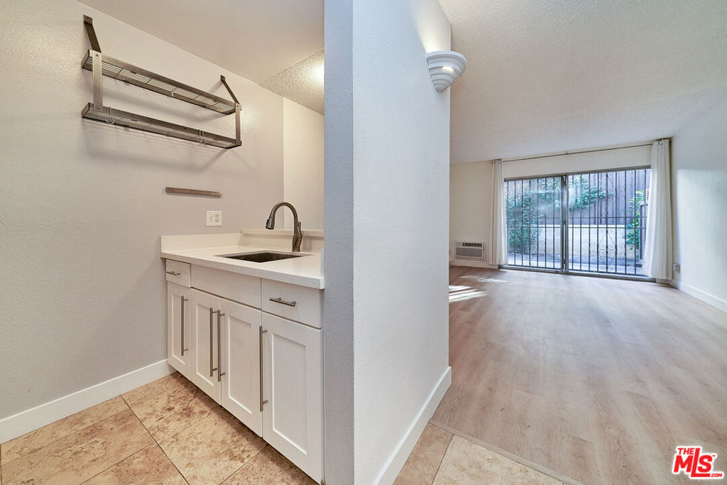 320 S Ardmore Avenue - Photo 2
