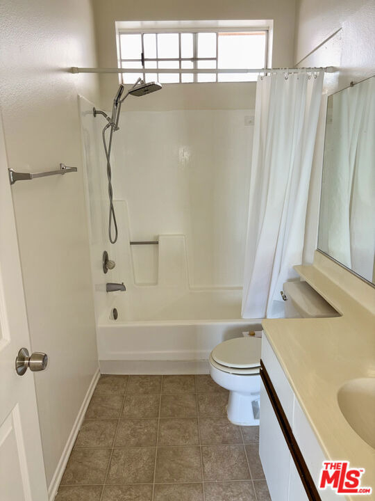 1221 Seward Street - Photo 3