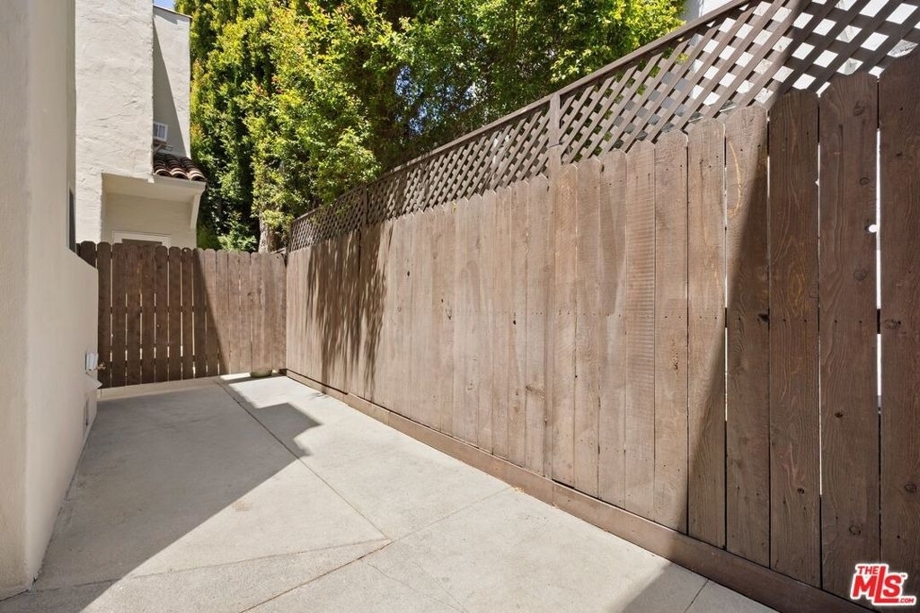 2011 N Beachwood Drive - Photo 7
