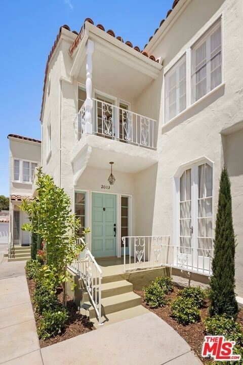 2011 N Beachwood Drive - Photo 0