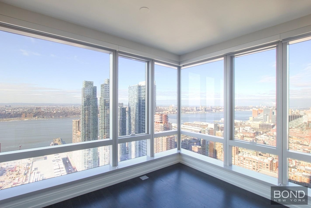 Tenth Avenue - Photo 0