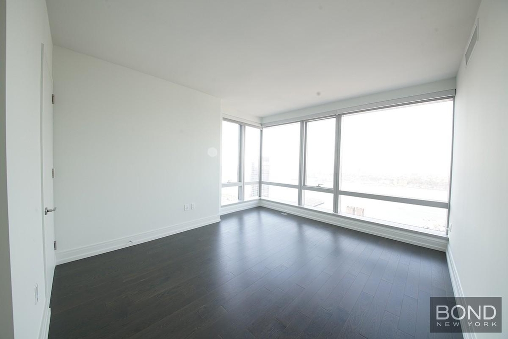 Tenth Avenue - Photo 4
