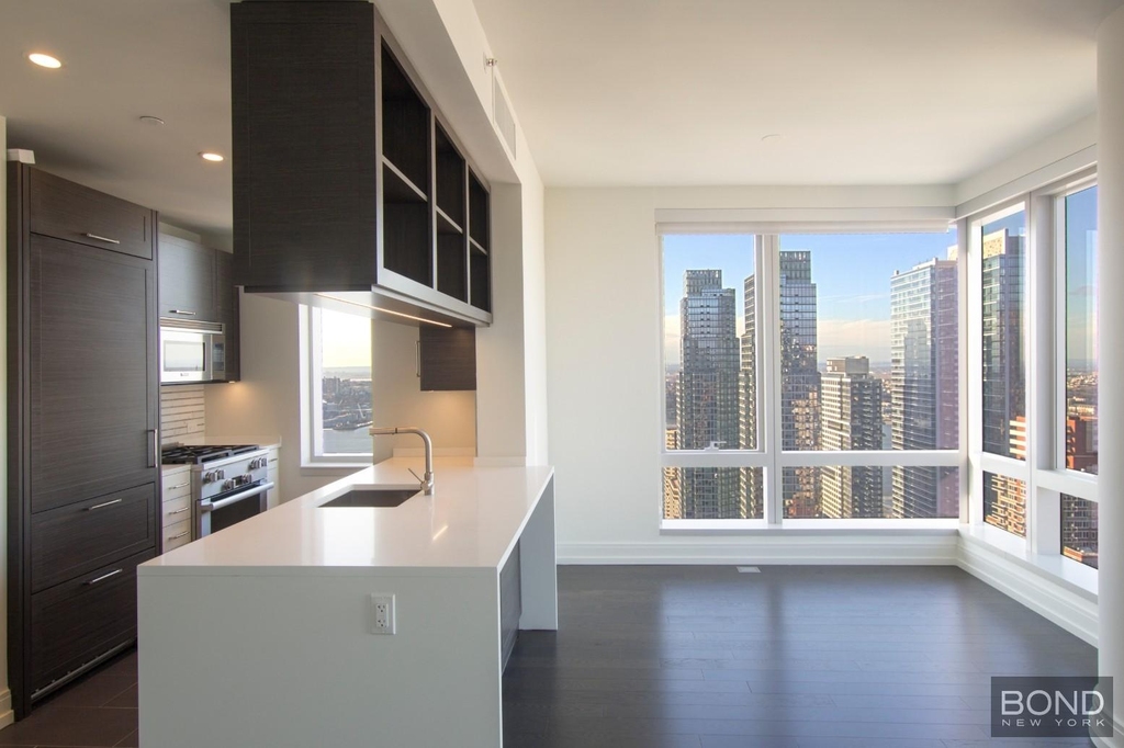 Tenth Avenue - Photo 6
